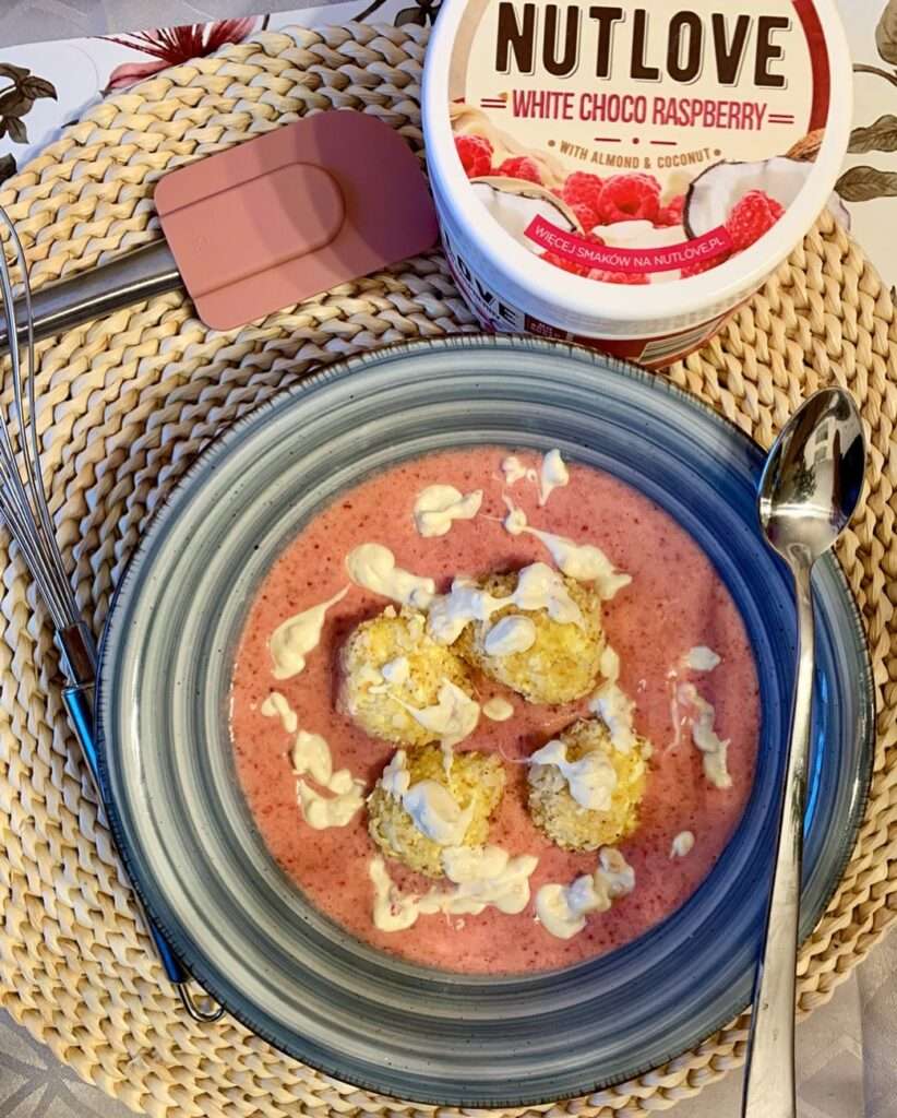 A forró napokon egy jéghideg fehércsokis málna krémleves tökéletes választás, főleg ha egy pirított mandulába forgatott túrógombóc kerül bele 😋 Pár hozzávalóból összedobhatjuk, bármilyen gyümölccsel működik ❤️