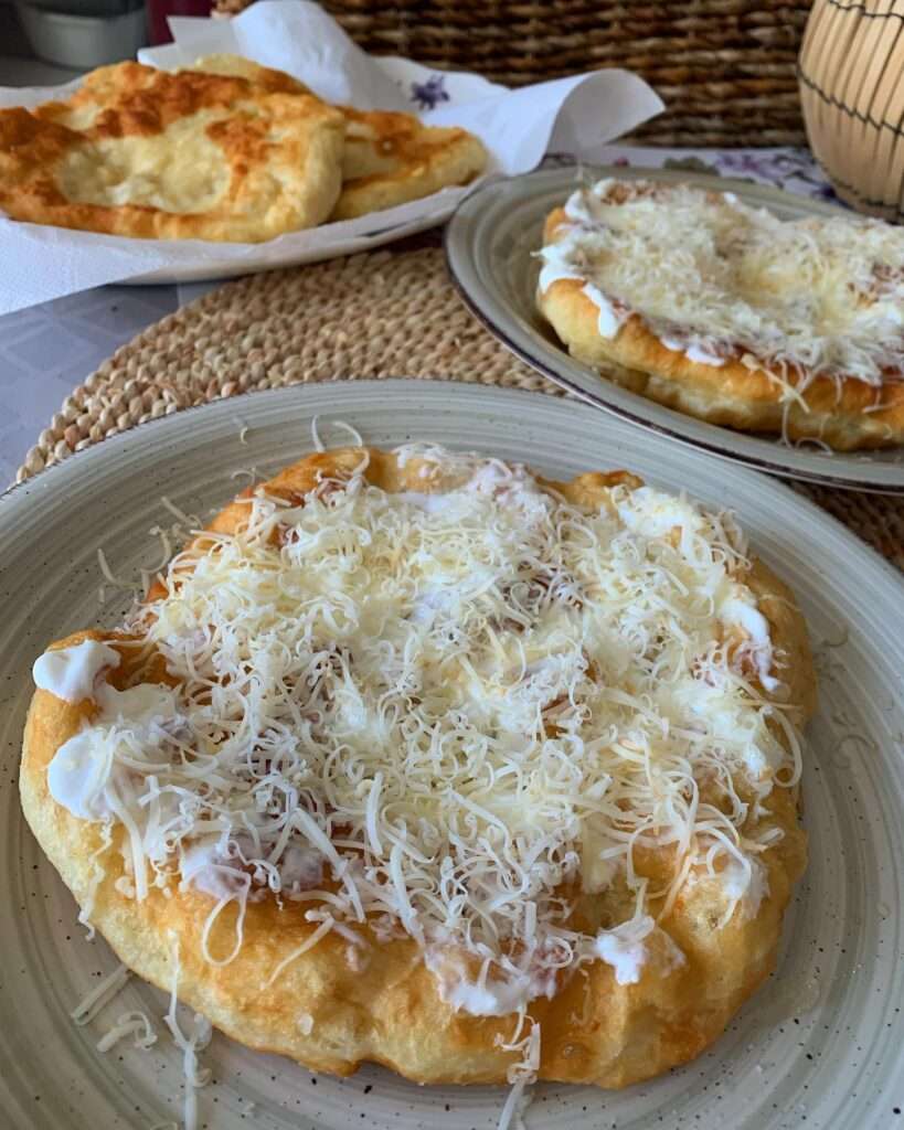 Igaz nem otthon nyaralunk, de mégis a kedvenc nyaralós kajám a lángos ❤️