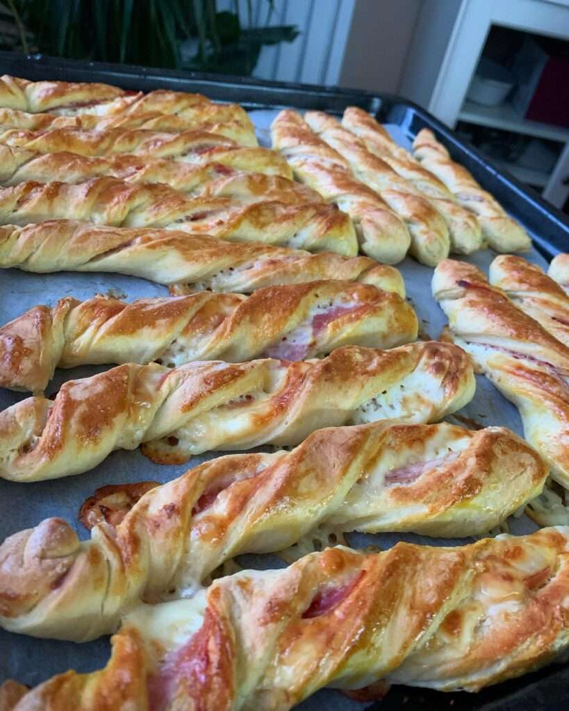 Hurrá nyaralunk ☀️ Az útra pedig készült szendvics helyett egy jó kis krémsajtos-sonkás csavart 🤤