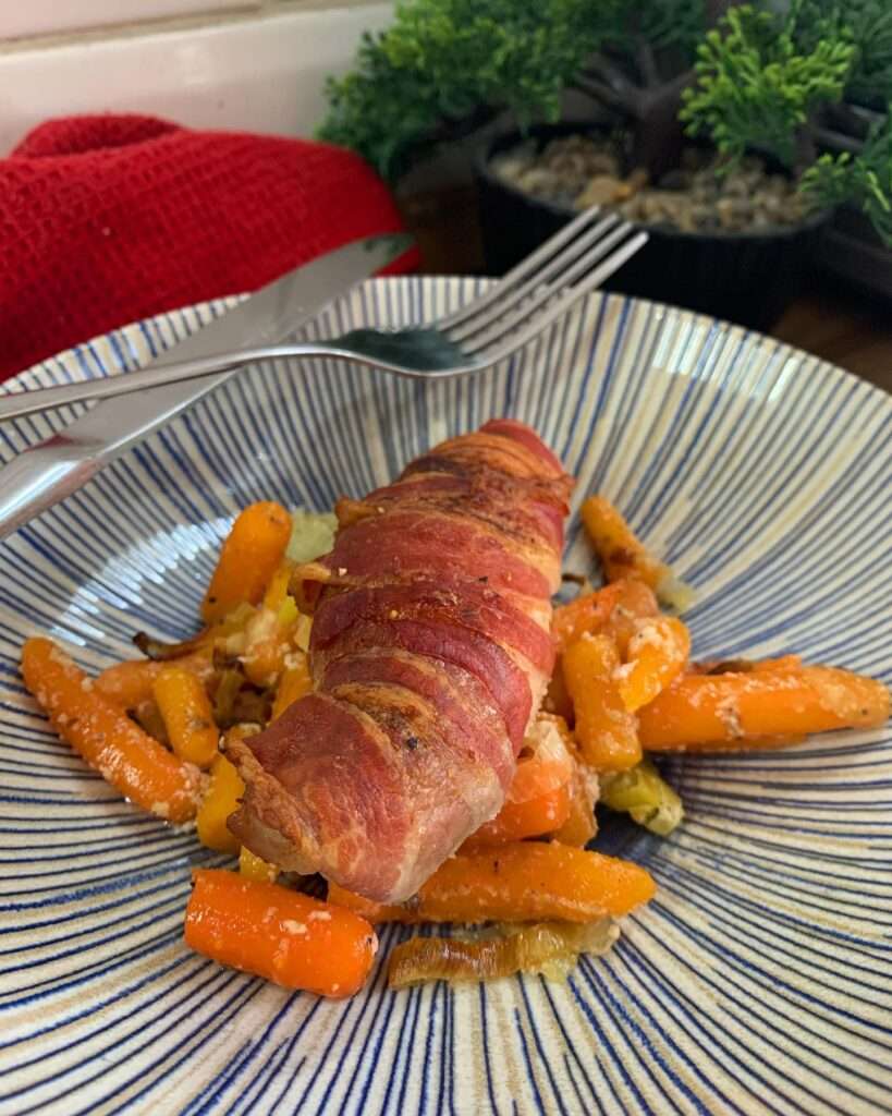 Juhtúrós-póréhagymás karaj tekercs bacon bundában, bébirépa ágyon sütve 🥕🥓🍖