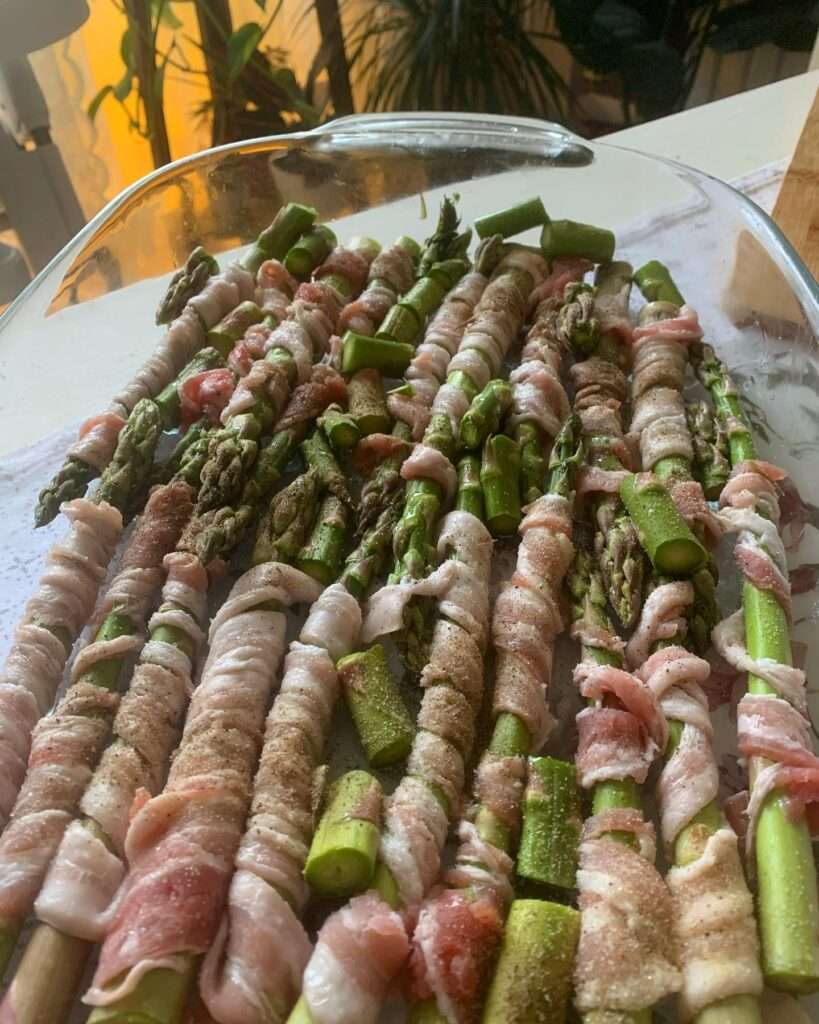 Ki szereti a baconos spárgát? Nem csak köretként, de könnyű főételként is ínycsiklandó akár egy airfryeres édesburival ❤️😋
