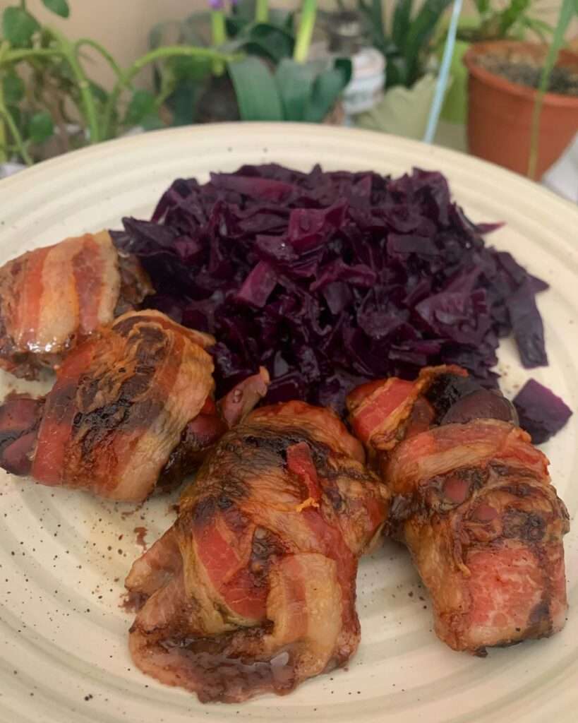 Hogy álltok a belsőségekkel? Nekem az aszalt szilvás-baconos csirkemáj az egyik kedvencem hidegen-melegen 😍 És most már azt is tudjuk, hogy honnan maradt káposzta a pogihoz 🫣
