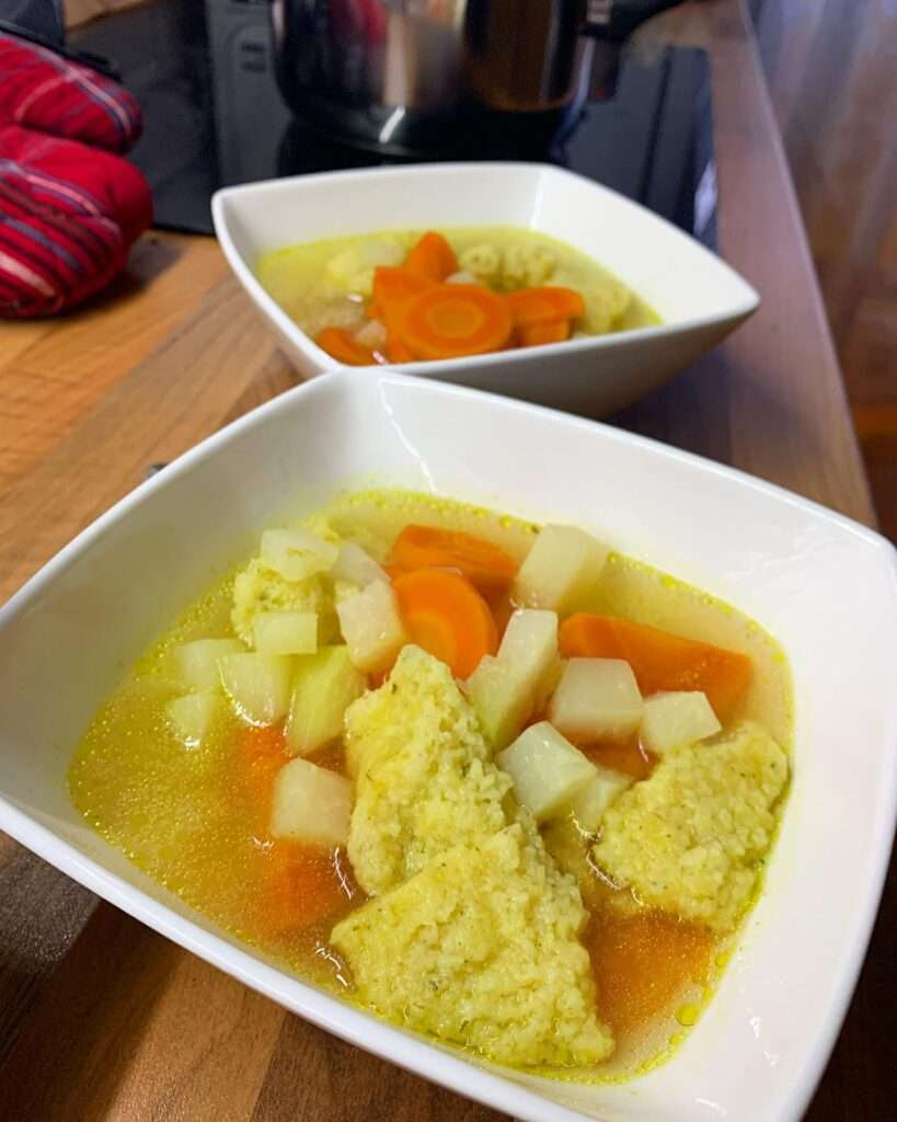 Néha ilyen is kell… 😇 Nektek is van, hogy egyszer csak megkívántok egy jó kis zöldséglevest? Persze jó kis grízgaluskával 😋