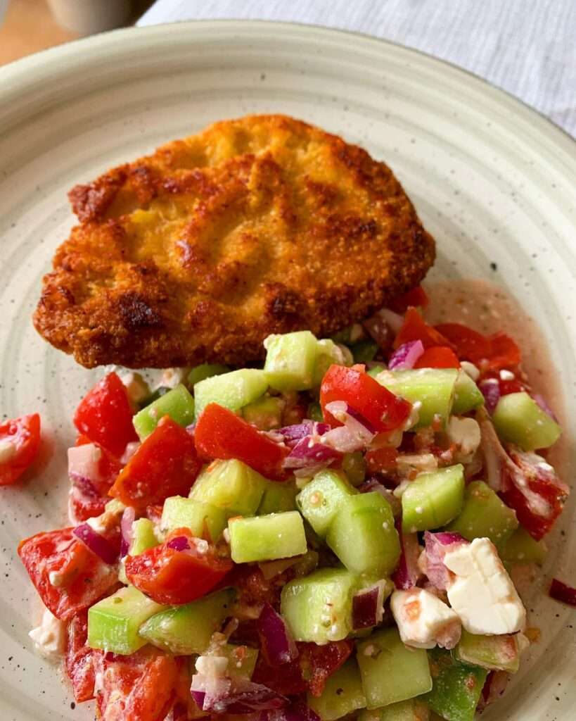 Imádom ezeket a színeket és ízeket ❤️ egy sima rántott húst is fel tudunk dobni, pl egy parmezános bundàval és egy frissítő görög salátával 🥗😍