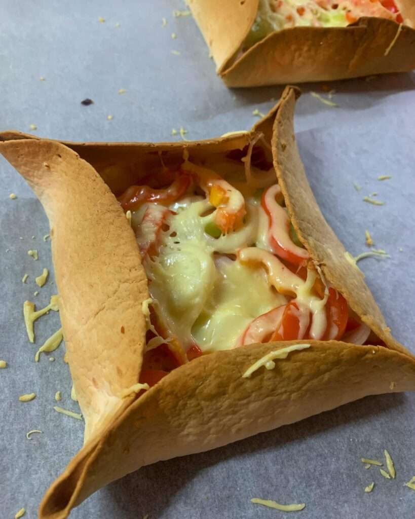 Kiváló vendégváró lehet a “tortilla pizza tálacska” ❤️ igazából bármivel készíthető, akár egy társasjáték mellé kerülhet bele sajtszósz, guacamole vagy bármilyen mártogató. Nálam most az aljára paradicsom szósz, sajt, paprika, újhagyma és sonka sült benne 🤤