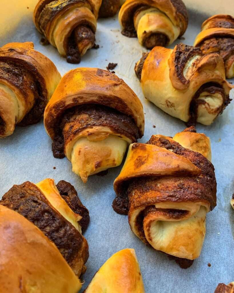 Pihe-puha vaníliás, nutellás croissant készült, vasárnap megengedhetünk egy kis csalást, főleg ha vendégségbe készül 😍 a tésztába nem tettem cukrot, szóval valamennyi tudatossággal készült 😅