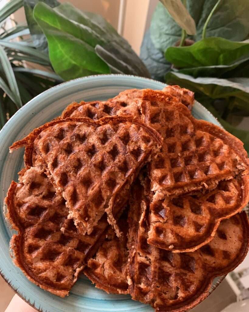 Egy hétfő, ami kedd 🤪 indítsuk egy jó kis epres #keto gofrival 🍓