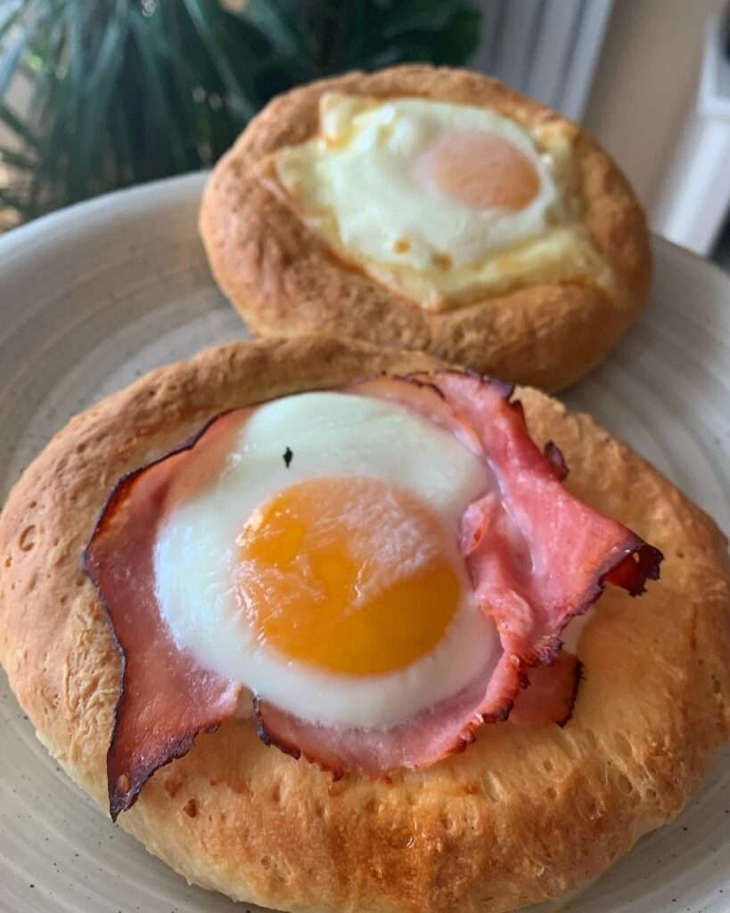 Kiváló maradékmentő is lehet, ha a maradék sonkát fincsi házi kenyér kosárkákba tesszük, sajttal és tükörtojást ütünk rá ❤️🍳🍞🥖