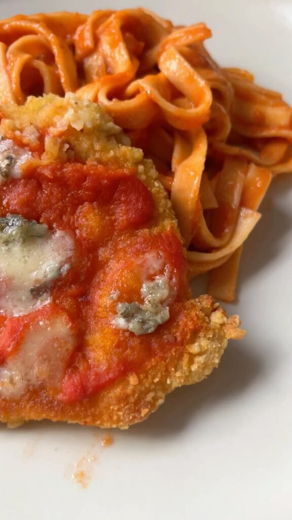 Kék sajtos paradicsomos csirke tagliatelle tésztával