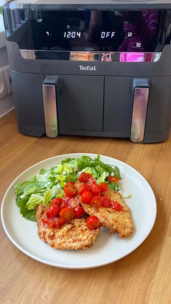 #reklám Milánói csirke sült paradicsommal és mediterrán salátával @tefalhu Dual Easy Fry & Grillben! 20% kedvezmény minden AirFryerre a BETTI20 kóddal!