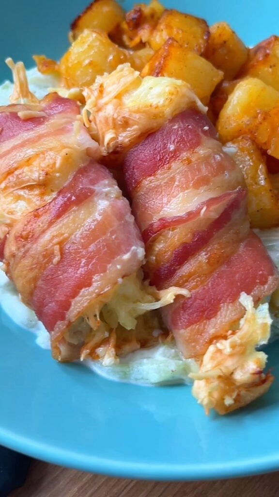 Sajt bundás csirkemell baconbe tekerve