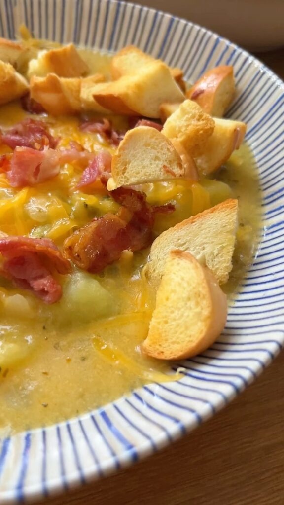 Krémes brokkolis krumplileves bacon chipssel és pirított kiflivel