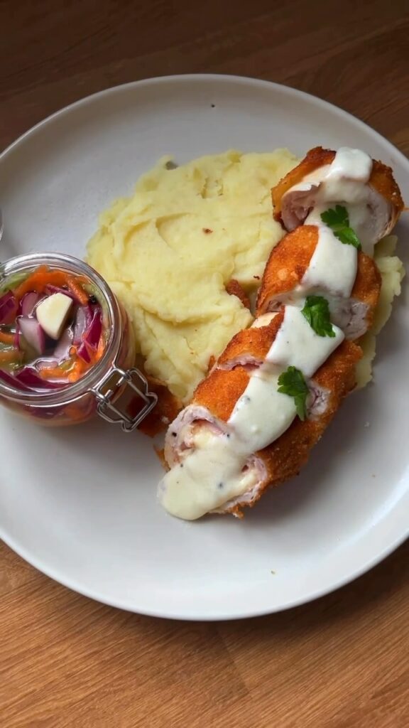 Szaftos cordon bleu tekercs sajtmártással, sült fokhagymás krumplipürével és házi savanyúval