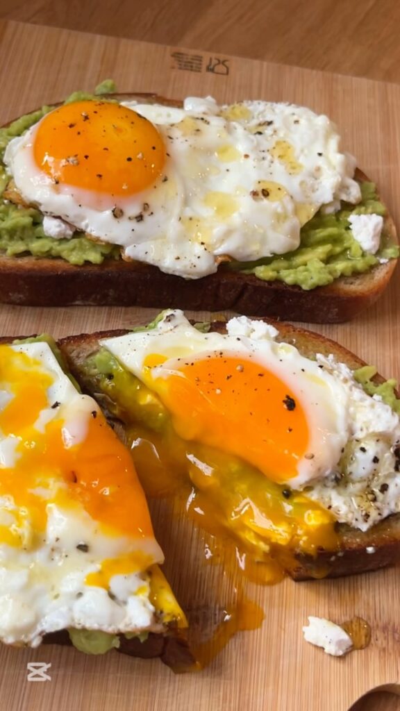 Avocado toast fetával, mézzel és tojással 🥑🍳
