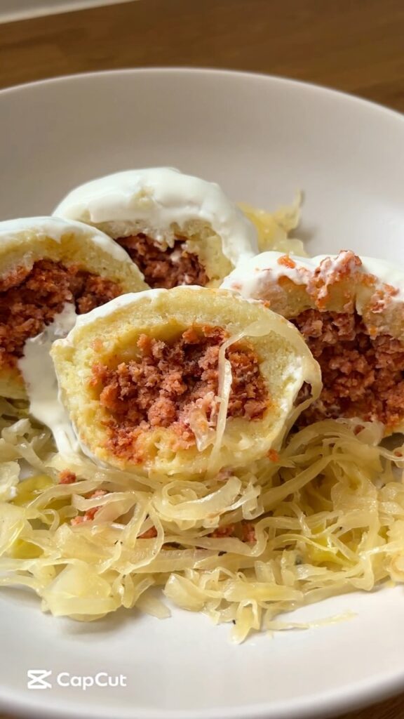 Nagymamám töltött gombócai párolt savanyú káposztával, húsvétkor is szuper, akkor a húsvéti sonkával tudjuk tölteni ❤️ Aki ismeri ennek a receptnek a pontos nevét írja meg kommentben 🥰