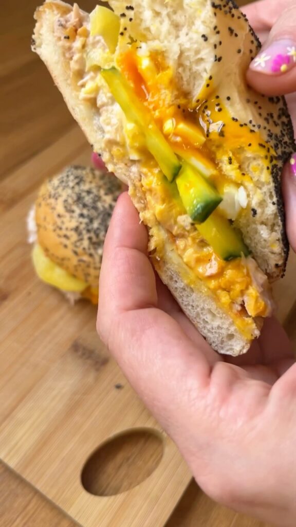 Extra bagel tonhallal, szerintem szuper a böjti időszakra, de igazából bármikor ❤️