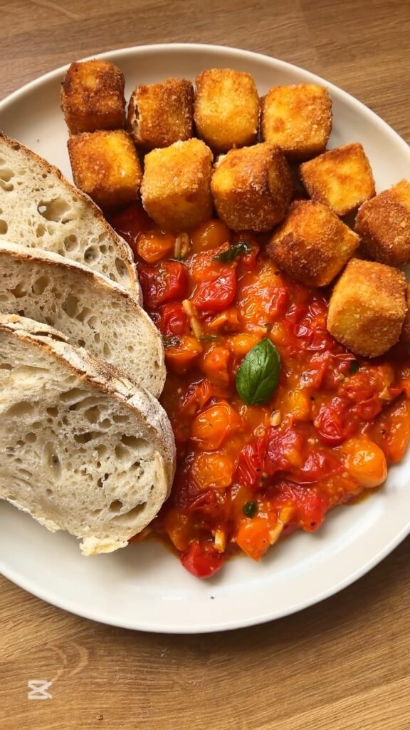 Ropogós feta sült paradicsommal és kovászos kenyérrel