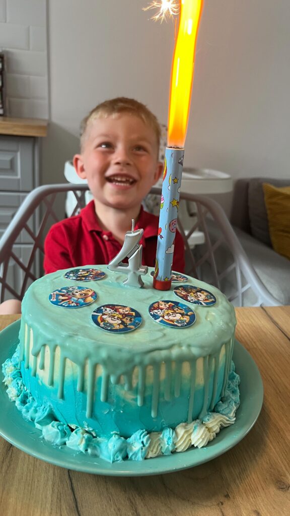 Ádi 4 éves lett, szerettem volna átadni az elmúlt éveket és a szeretét, amit iránta érzünk ❤️ Idén az első komolyabb tortáját én készítettem, ha szeretnétek róla videót, írjatok meg kommentben 🥰