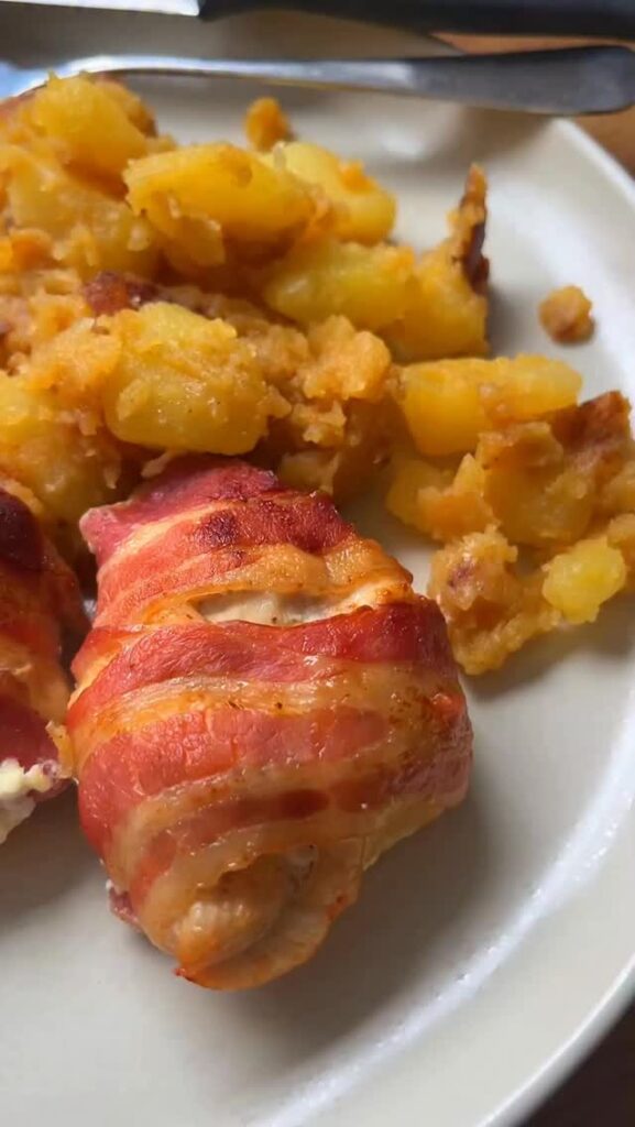 Maci sajttal töltött csirkemell bacon bundában