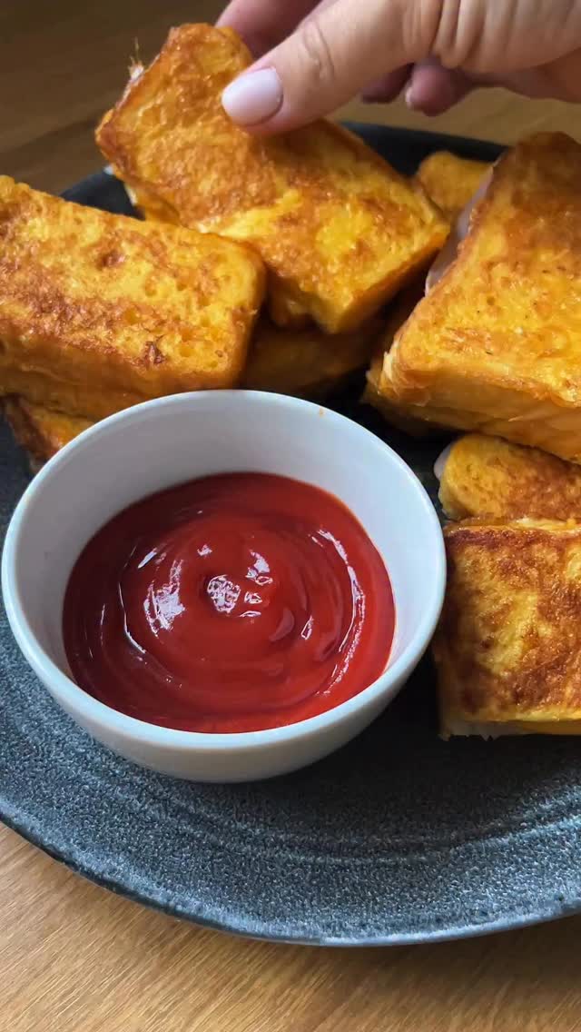 Ha vendégek jönnek hozzánk gyakran esik a választásom egy vendégváró tálra, aminek most a Hamé tepertős pástétom volt a sztárja. Persze a többi ízből is kínáltam mellé, így mindenki tudott választani a kedvencei közül ❤️ A magyaros ízvilágú tálra került még szalámi, paprikás chips, zöldségek, sajtok, 3 féle kolbász, fűszeres tepertő és mellé házi friss kenyér (aszalt paradicsomos és sült hagymás).