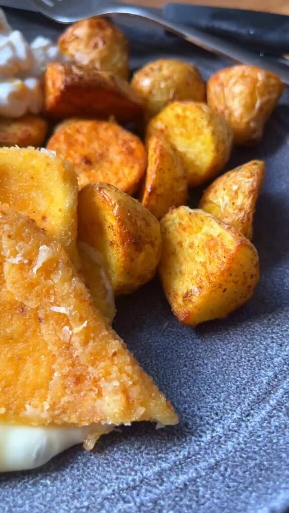 Rántott sajt lilagymás kukorica salátával és fűszeres parázs krumplival 😍