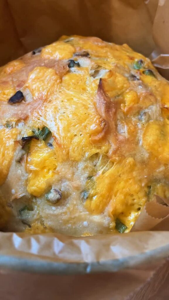 Ropogós cheddar sajtos újhagymás kenyér