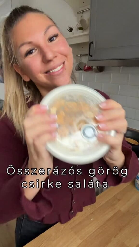 Összerázós görög csirke saláta