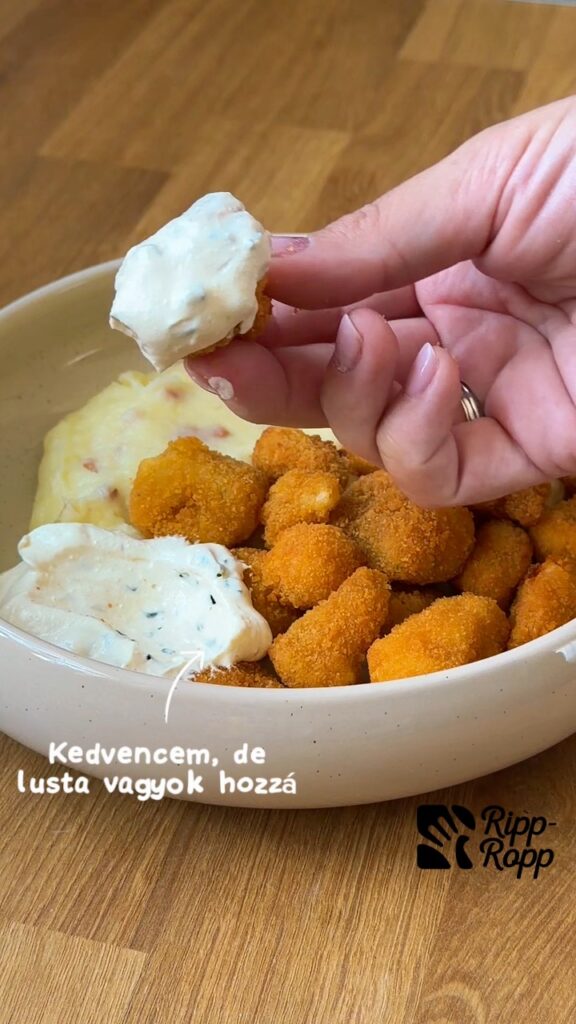 Rántott karfiol hagymás baconos krumplipürével és metélőhagymás tartármártással