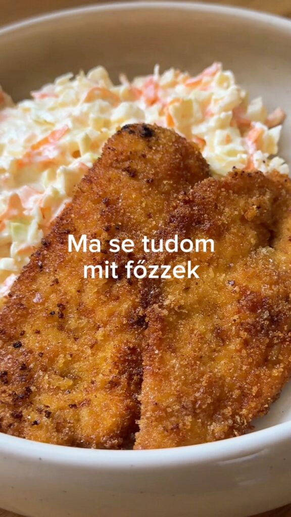 Fűszeres rántott csirke káposztasalátával